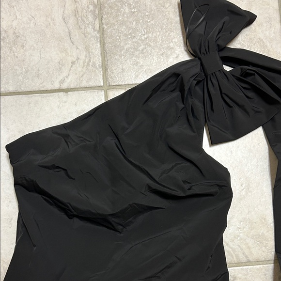 Like new Amanda Uprichard Black One-Shoulder Top size small - Picture 2 of 6